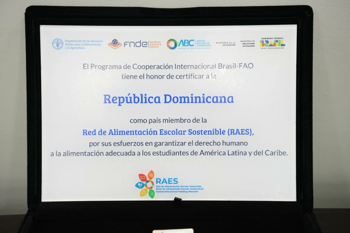 VictorCastro_RD's tweet photo. Recibimos con gran regocijo esta certificación de la Red de Alimentación Escolar Sostenible (RAES), que nos compromete aún más en @INABIERD a continuar este intercambio de asistencia técnica para el fortalecimiento de nuestro Programa de Alimentación Escolar. https://t.co/bfbi3th0nz