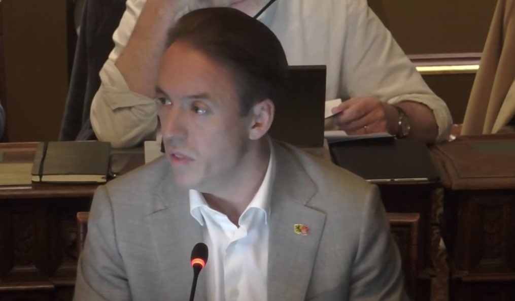 VBAntwerpen's tweet photo. "Jaar na jaar toont de welvaartsindex aan dat de stad Antwerpen over een financieel zwakke bevolking beschikt. We lopen steeds verder achterop tov zowel België als Vlaanderen", @SamvanRooy1 #begrotingsdebat #GemrA https://t.co/OfQHX9sUut