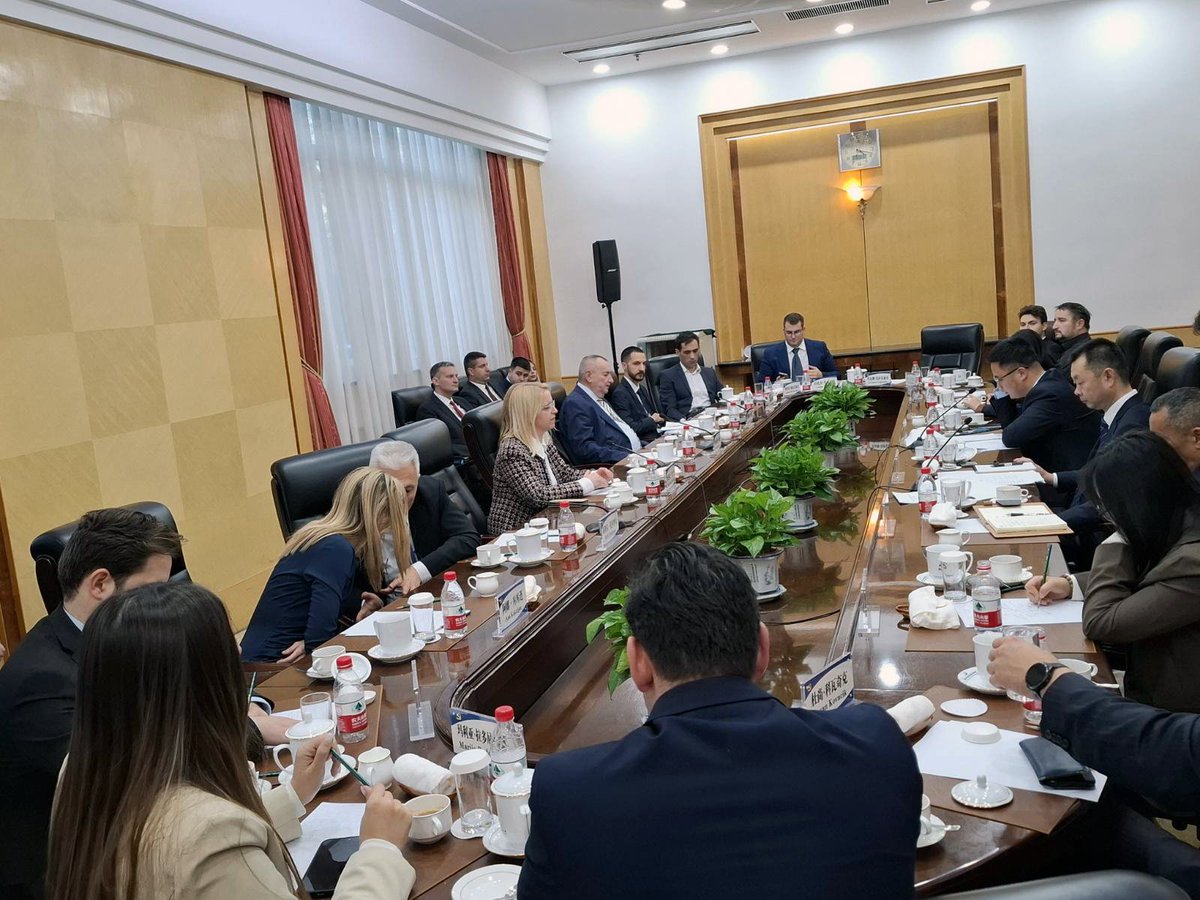 Делегација СНСД-а, коју чине Нина Сајић, Ивона Пејашиновић, Сњежана Новаковић Бурсаћ, Јован Катић и Миладин Лазић, учествује у Пекингу на дводневној конференцији под називом "Дијалог Комунистичке партије Кине са партијама централне и источне Европе".

➡️ skr.rs/zfAA