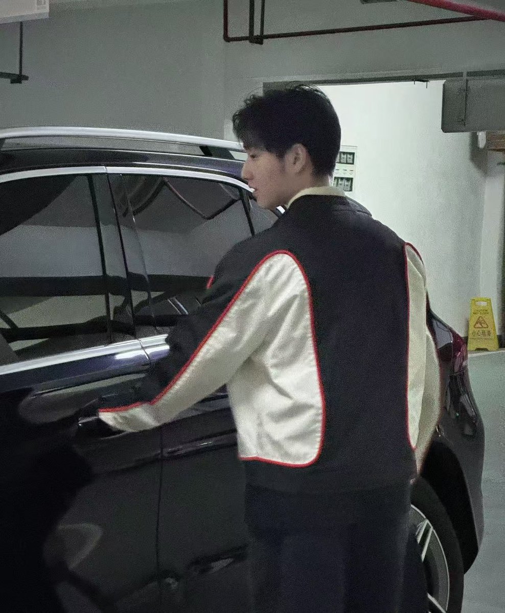 Edward1101z's tweet photo. 被偷拍哈哈哈哈 https://t.co/ikADCMoqkg
