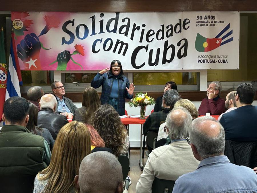 La viceministra de Relaciones Exteriores de #Cuba, <a href="/AnayansiRCamejo/">Anayansi Rodríguez Camejo</a>, sostuvo un encuentro con miembros de la Asociación de Amistad Portugal-Cuba 🇵🇹🇨🇺, donde explicó la situación actual de la Isla y agradeció el apoyo de los amigos solidarios de Cuba.

🔗cubaminrex.cu/es/viceministr…