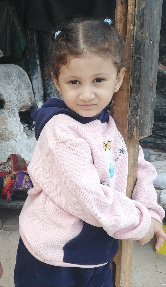 Think about this little girl and all she has been through, look into her eyes filled with sadness. Can't you imagine a better future for them instead of the destruction and fear that surrounds her? Think about her for a moment and help her if you can.

gofundme.com/f/help-hazem-k…