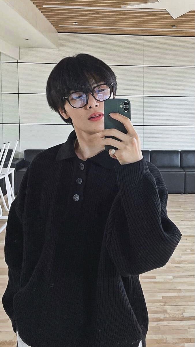 stayingstarlost's tweet photo. happy november ssd!!! shhh pretend u didnt see that photo before…. 

#SSD #HANJISUNG #IN #straykids @Stray_Kids https://t.co/dSwKbBwcPo