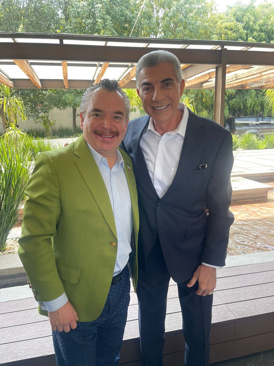 Felicito al exgobernador de Puebla <a href="/TonyGali/">Tony Gali</a> hoy en su cumpleaños! Abrazo fraterno 🎊