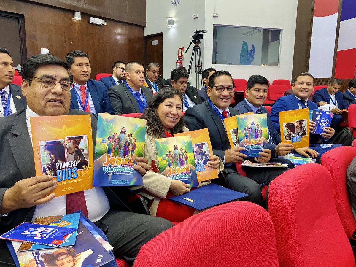 Elena Zubieta, líder del Ministerio Infantil y del Adolescente, presentó diversos materiales para cuidar de los nuevos discípulos, incentivar a la fidelidad e involucrar a los padres en el crecimiento espiritual de los niños y adolescentes de la iglesia.👦🏻👧🏽🙏 #ConcilioAnualUPN