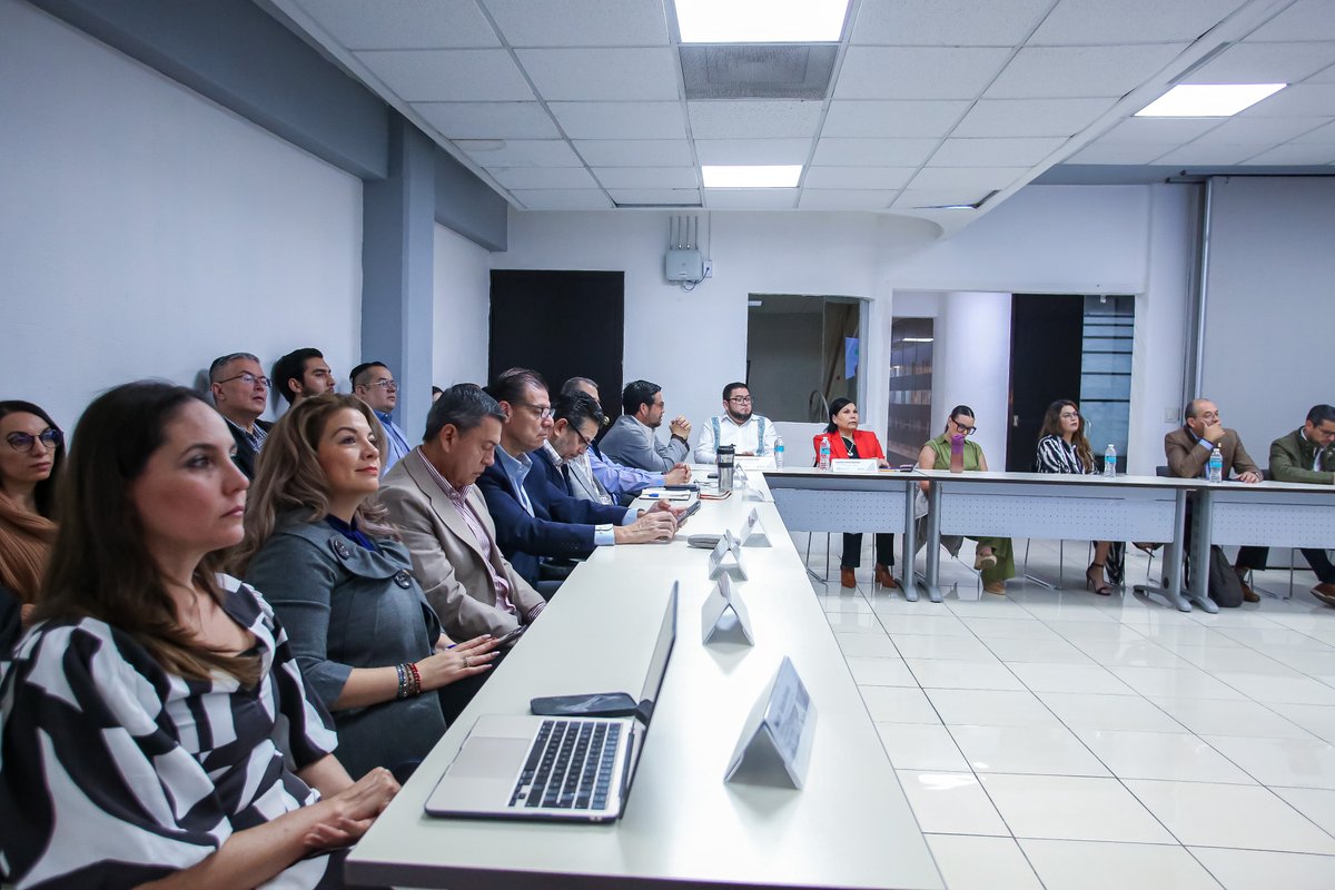 xorendain's tweet photo. Mantenemos lo que vale la pena mantener y luego, con el aliento de la bondad soplamos el resto. En este apostolado del servicio público, fue un privilegio aportar un soplo al Sistema de Empleabilidad de Jalisco.

El único en México que surgió gracias a la visión y voluntad de sector privado, academia, gobierno y sociedad civil para resolver el reto de desarrollar el talento que requieren los sectores productivos del Estado.

Mi gratitud profunda a quienes se sumaron a este esfuerzo para lograr una vinculación laboral efectiva y ser competitivos ante los retos laborales del presente y el futuro. Gracias también a @MauroGarzaMarin y @soycindyblanco por acompañarnos en la sesión de hoy.

Con el cambio de estafeta que se aproxima, estamos hombro con hombro con quienes se incorporarán al gabinete económico para que esta política pública que contribuyó en el liderazgo de #Jalisco para la creación de empleo y patrones, tenga continuidad y el espíritu de conservar a las personas al centro.