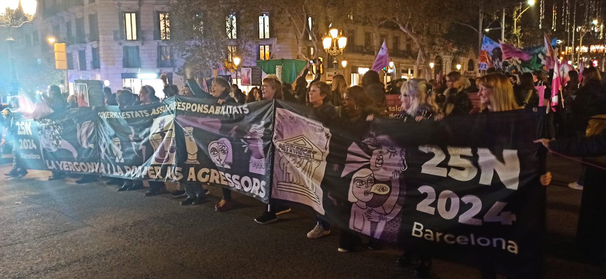 PutasLibRaval's tweet image. #25NJuntesVivesiRebels
#VergonyaiPorxAgressors
#OrgulloPuta presente!!👠✊🏽🔥
Salimos a denunciar las #violencia q atraviesa a Todes!!
#SeAcabó 
#NiUnaMenos 
#VivasNosQueremos 
🔥Por las q no están, por las presas, por las q llenan los #Cies. 
#violenciaInstitucional punitivas🔥🔥