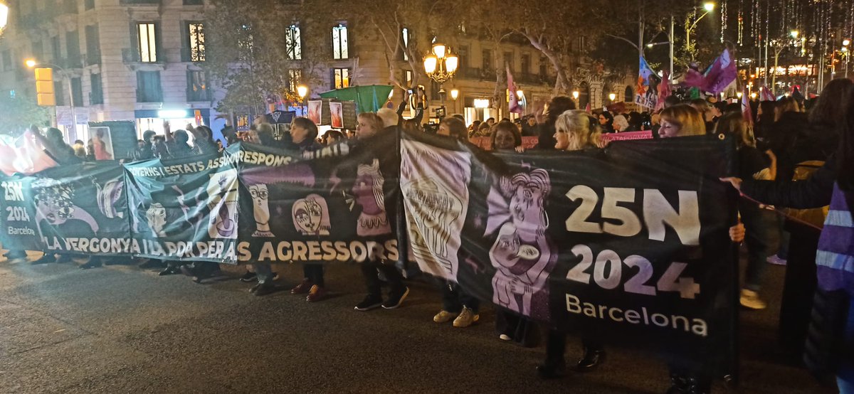 PutasLibRaval's tweet image. #25NJuntesVivesiRebels
#VergonyaiPorxAgressors
#OrgulloPuta presente!!👠✊🏽🔥
Salimos a denunciar las #violencia q atraviesa a Todes!!
#SeAcabó 
#NiUnaMenos 
#VivasNosQueremos 
🔥Por las q no están, por las presas, por las q llenan los #Cies. 
#violenciaInstitucional punitivas🔥🔥