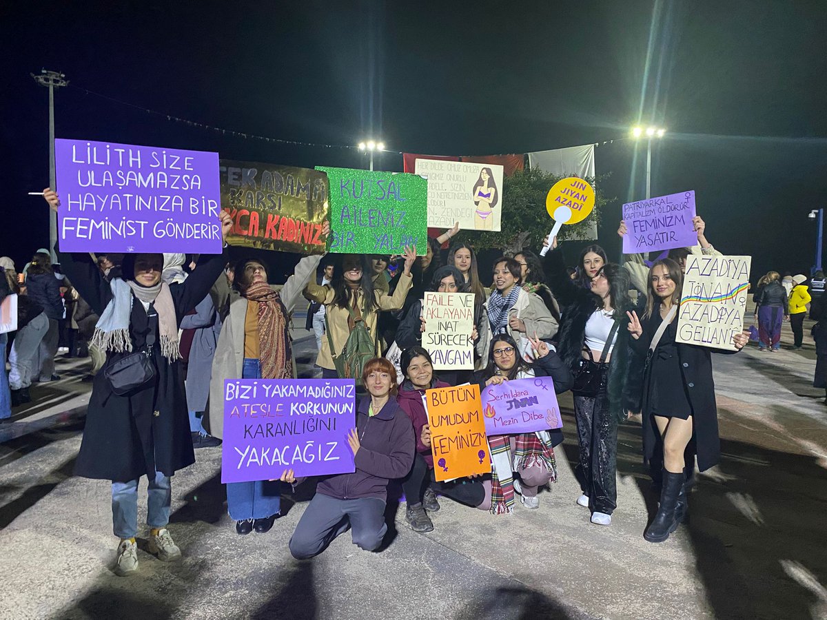 kilavuzyayin's tweet photo. 📍Mersin

#25Kasım'da kadınlar, erkek şiddetine ve failleri aklayan iktidara karşı sokaklardaydı.

Yaşamı örgütleyen kadınlar birlikte güçlü, birlikte kazanacak!

#bizhayatıistiyoruz #25K24 https://t.co/YoCEJ7WhMr