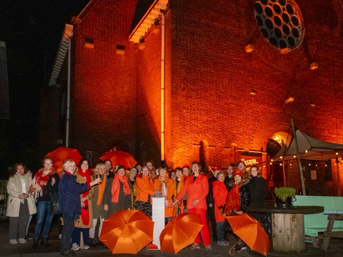 De ANNA kerk #Amstelveen is vanavond oranje 🧡 aangelicht om aandacht te vragen voor (fysiek, psychologisch en seksueel) geweld tegen vrouwen en meisjes. We hebben de boodschap met velen onderschreven: #soroptimisten #vrouwencentrum <a href="/RaadAmstelveen/">Raad Amstelveen</a> <a href="/Gem_Amstelveen/">Gemeente Amstelveen</a> <a href="/OrangetheWorld/">#orangetheworld</a>