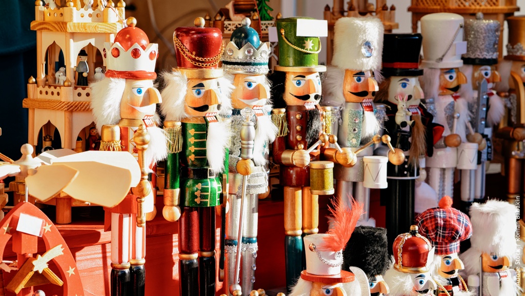 ケムニッツは、くるみ割り人形などクリスマスの工芸品づくりで知られる