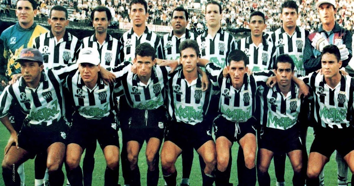 DiaCamisa's tweet photo. Dia 465    
Camisa titular do Ceará na temporada 1996
Para comemorar a volta do Vozão para a Série A, bora lembrar essa raridade dos ano 90: camisa fabricada pela finada Kyalami, com o patrocínio da banda de forró Mastruz com Leite. Ceará conquistou o estadual naquela temporada https://t.co/ZyqF4OdthV