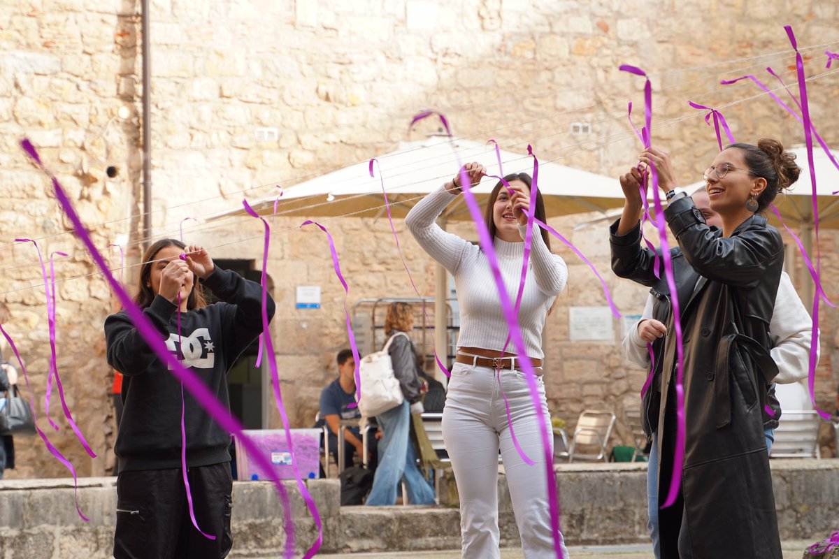 💜 Avui, la Facultat de Turisme i <a href="/UdGLletres/">Facultat de Lletres UdG</a> ha alçat la veu contra la violència masclista: lectura de manifest, música reivindicativa i cintes liles al Claustre del Pou. Per una societat lliure de violència! #25N #UdG #DiaContraLaViolènciaDeGènere <a href="/univgirona/">Universitat de Girona</a>
