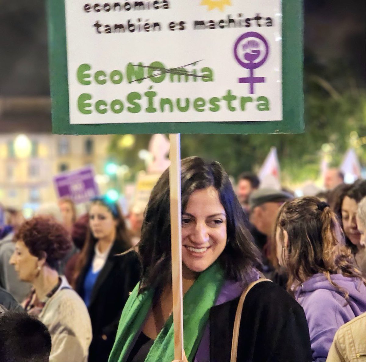 MarGlezBaez's tweet photo. Este #25Nov @VerdesEquo_ hemos salido en cada ciudad y pueblo de España para recordar a las que el machismo nos ha arrebatado.
Y a reivindicar políticas ecofeministas 💜💚🌻 https://t.co/bsOw8ZnHpF