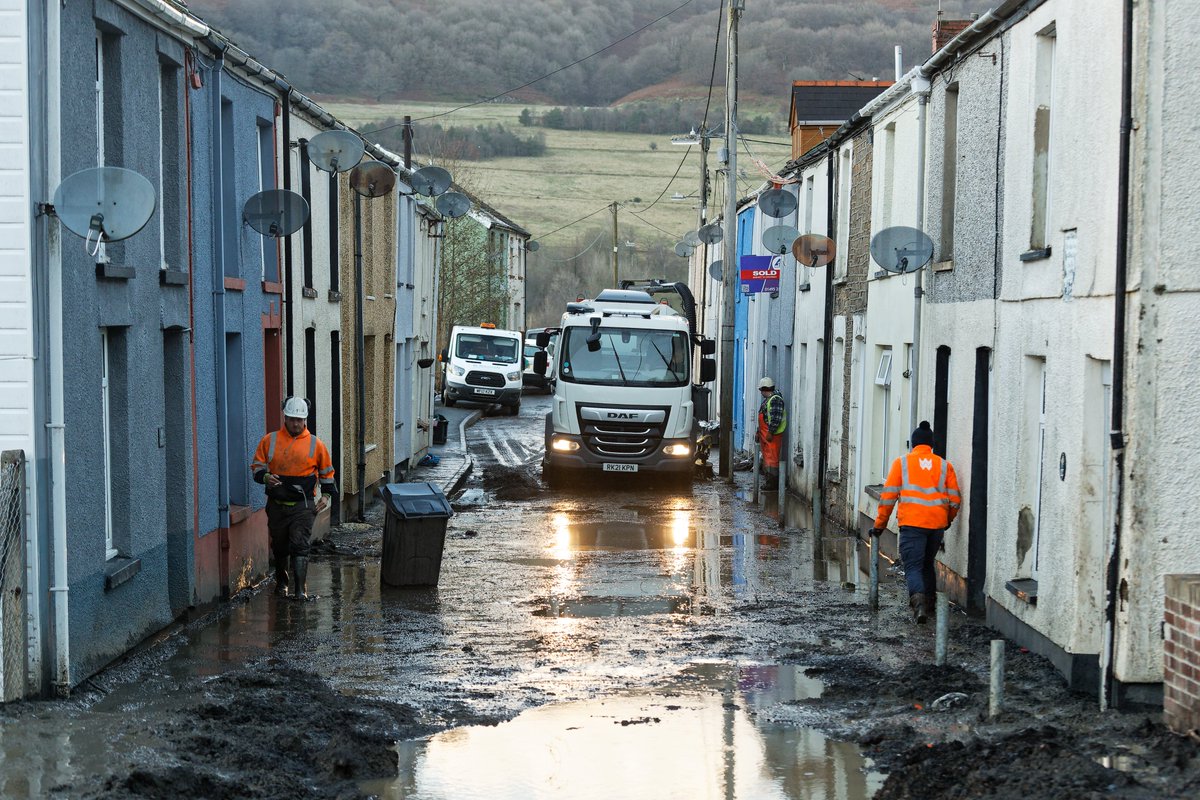 athenapics's tweet photo. #landslip caused homes #evacuated #coaltip #collapse #Cwmtillery #Wales https://t.co/7VNuNkJq7q #abetillery #colliery #mine #coal #stormbret #bret #southwalesvalleys #blaenaugwent #evacuation #homes #flooding #floods #weather #extremeweather https://t.co/6pDIFjaISs
