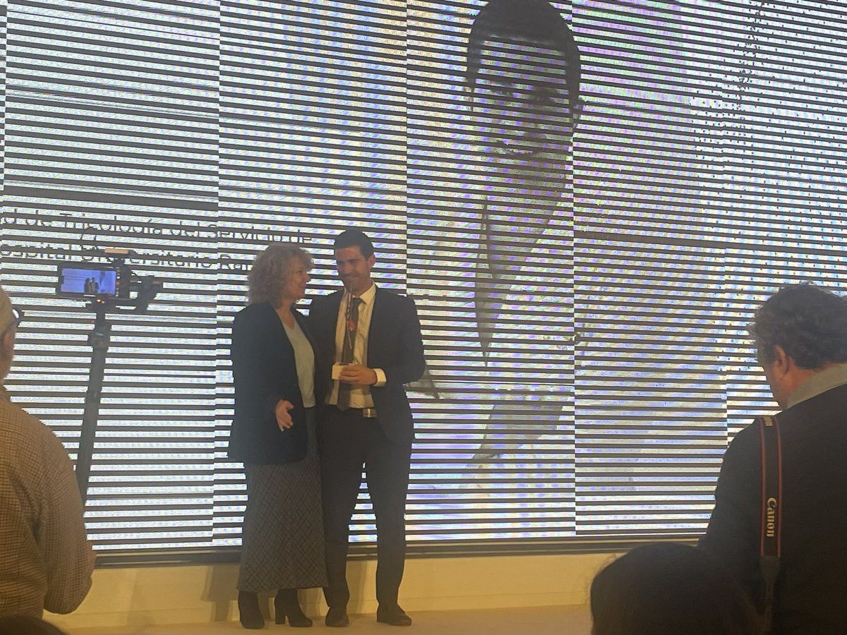 <a href="/andiongoni/">Andión Goñi</a> entrega el premio #PocoFrecuente a <a href="/SergioVanoG/">Dr. Sergio Vañó</a> Felicidades!!!