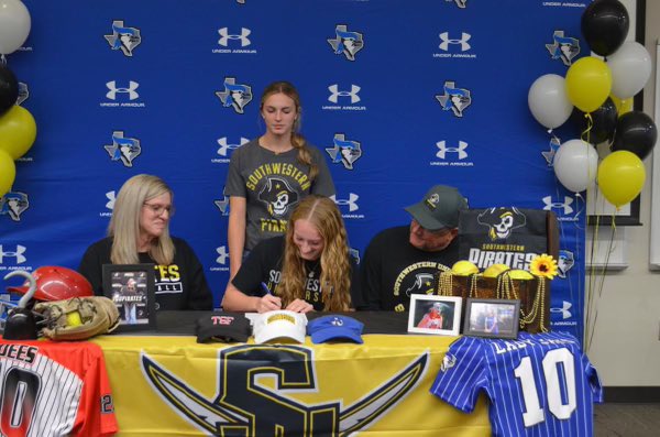 TSFJuarez's tweet photo. It’s official @SUPiratesSB! Our 2025 RHP Kenzie Dees has officially signed. We are so proud of you! Go Pirates! 💛🖤 https://t.co/4vkopp2Vxo