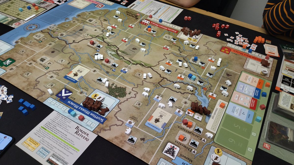 TaiKuken's tweet photo. Tarde de robar ovejas, pagar deudas de sangre y beber whiskey, jugando a #BorderReivers en @enclavedejuego junto a @vanlast2 , @AmunJazz y Manu.
Jugando por primera vez a 4, claramente una mejora. Como indica el propio desarrollador a 4 y 6 es su número.
#bgg #boardgames https://t.co/81mTnAqmzI