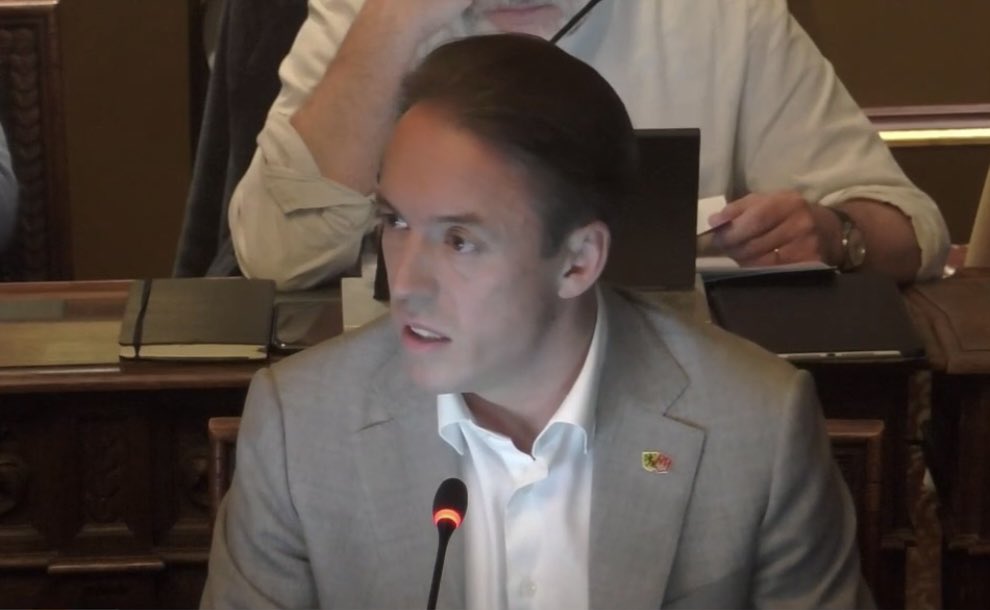 VBAntwerpen's tweet photo. "Deze legislatuur is er maar liefst 155 miljoen euro naar de diversiteitsindustrie gegaan. 155 miljoen aan belastinggeld die niet naar de kerntaken v/d stad, zoals veiligheid, netheid en weginfrastructuur, ging", @SamvanRooy1 #begrotingsdebat #GemrA https://t.co/CyMWz0oBVl
