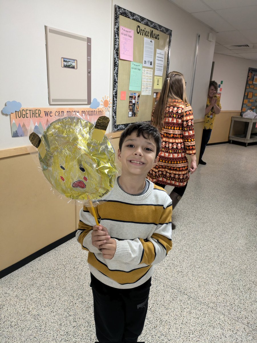 clearprincipal's tweet photo. Clearview Elementary had its very own #MacysParade. Checkout all the #HPSDawesome artwork on the balloons. https://t.co/PZLlYVPY0j