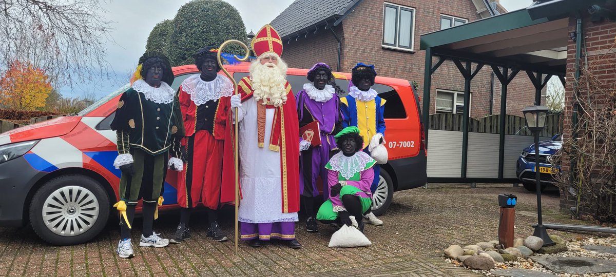 Sinterklaas krijgt ongeluk op weg naar Zwartebroek! Gelukkig was er alleen materiële schade en waren er toch nog cadeaus voor alle brandweer-kinderen😀
