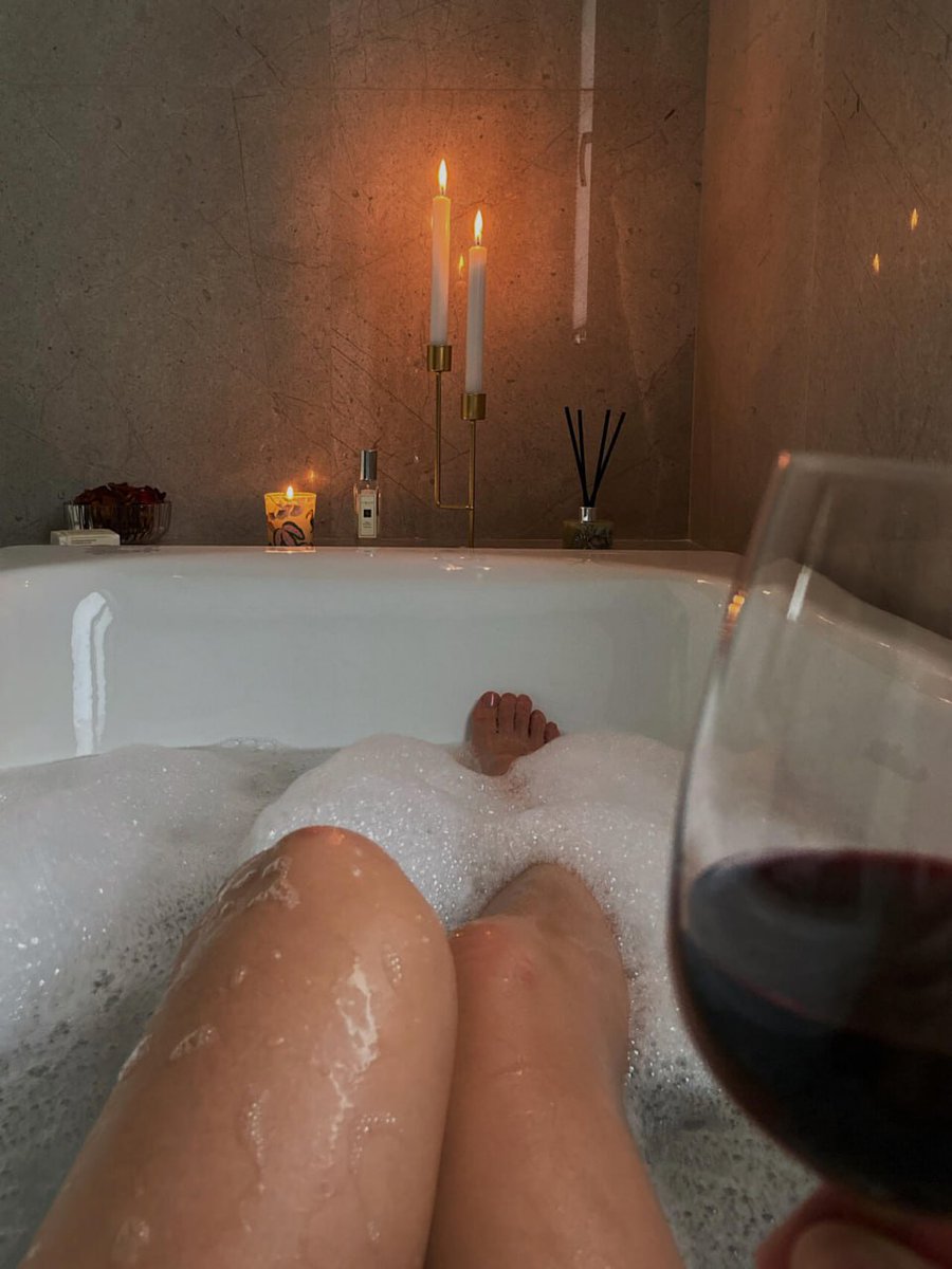 ivanelghifari's tweet photo. Drinking wine while soaking in the water relieves the stress of the day🍷 https://t.co/Q34rkWoqEv