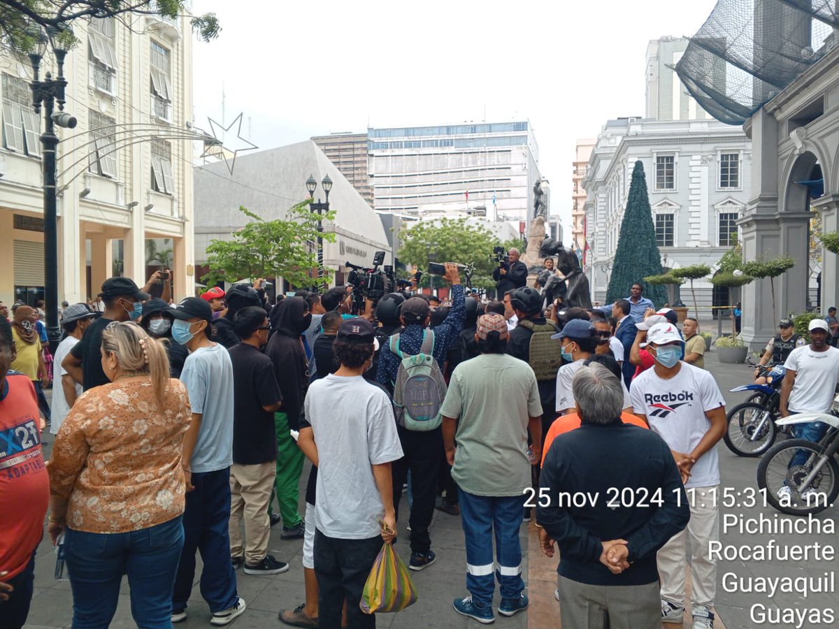 's tweet image. Los que vienen a “reclamar” escoltados de gente con pasamontañas, encapuchados, y con mascarilla para no ser identificados… Por algo será que se esconden.