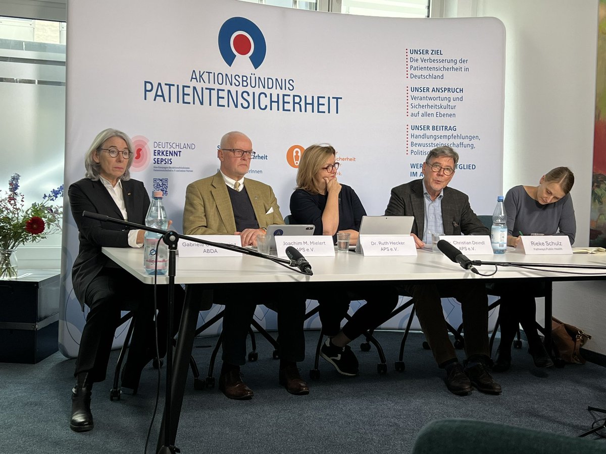 Pressekonferenz @APS_eV: auch nach dem Durchwinken des #KHVVG und trotz aller Ungewissheit im Gesundheitswesen - #Patientensicherheit muss weiter gestärkt werden. Mit seiner Petition will das Aktionsbündnis bessere Rahmenbedingungen in der Gesundheitsversorgung voranbringen.