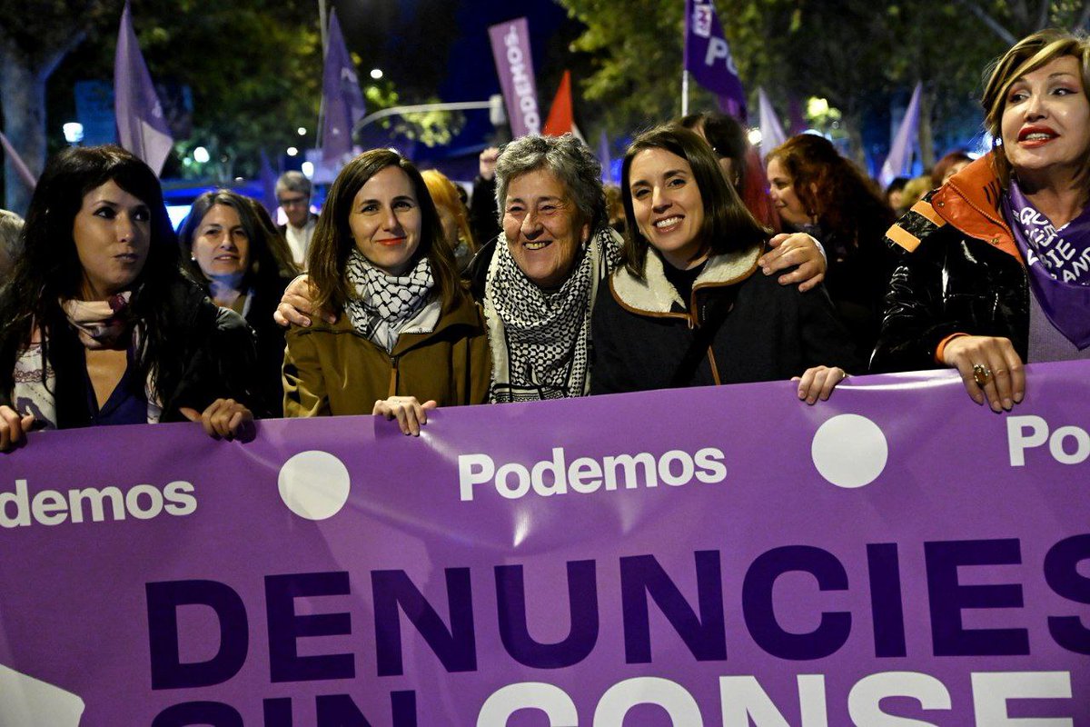 PODEMOS's tweet photo. Hoy 25N recordamos en las calles que #SoloSíesSí y si no es agresión sexual. https://t.co/vVxqMw7CxK