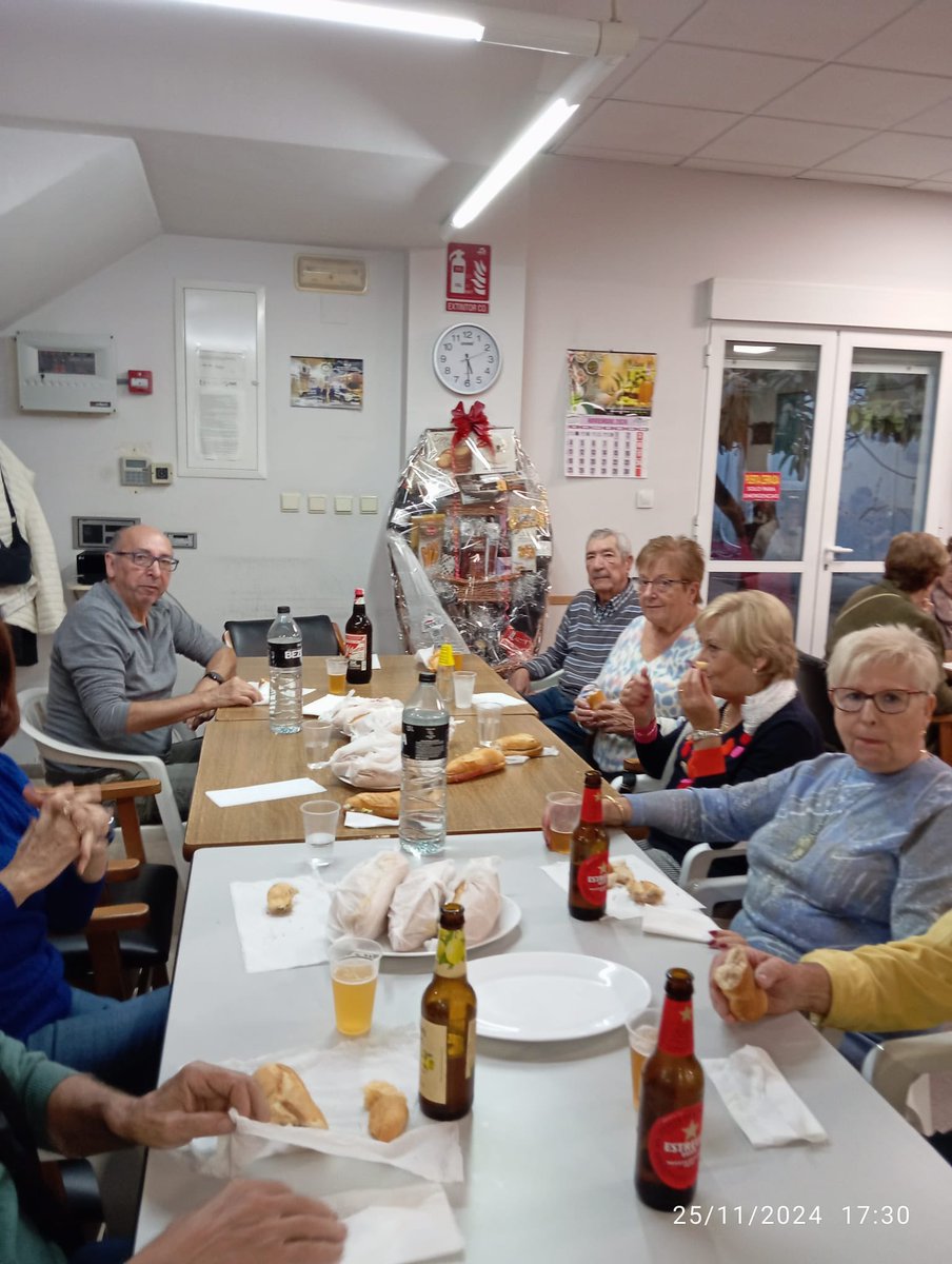 AjuntamentSueca's tweet photo. 🍩☕️ Tradicional berenar de catalinetes celebrat per l'Associació de Jubilats i Pensionistes de Sueca en la llar dels jubilats. https://t.co/q1h4s1FAUl