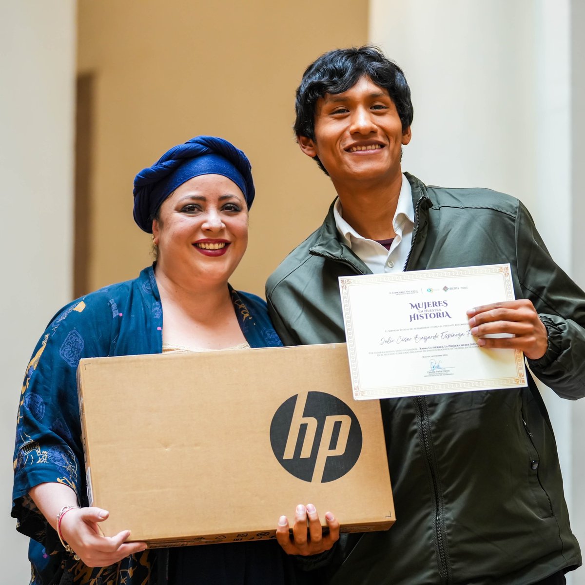 SEAutonomias's tweet photo. Este evento nos permitió visibilizar el legado de mujeres bolivianas que, han dejado huellas imborrables en nuestra sociedad. Con más de 170 ensayos de todo el país, reconocemos trayectorias individuales y colectivas que construyen nuestra memoria histórica. https://t.co/Rd5KjjRxKy