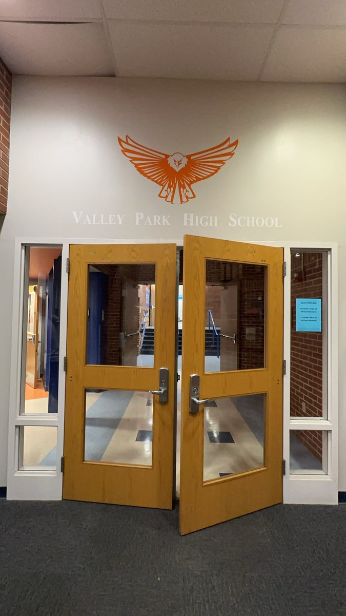 StevenE_26's tweet photo. Day 19 of gratitude snaps. Today I am grateful for VPSD. I have been going here my whole life and it has led to me gaining a quality education. I have also made many memories and friends here. #VPgratitude @vphsleadership https://t.co/546vfHdRps