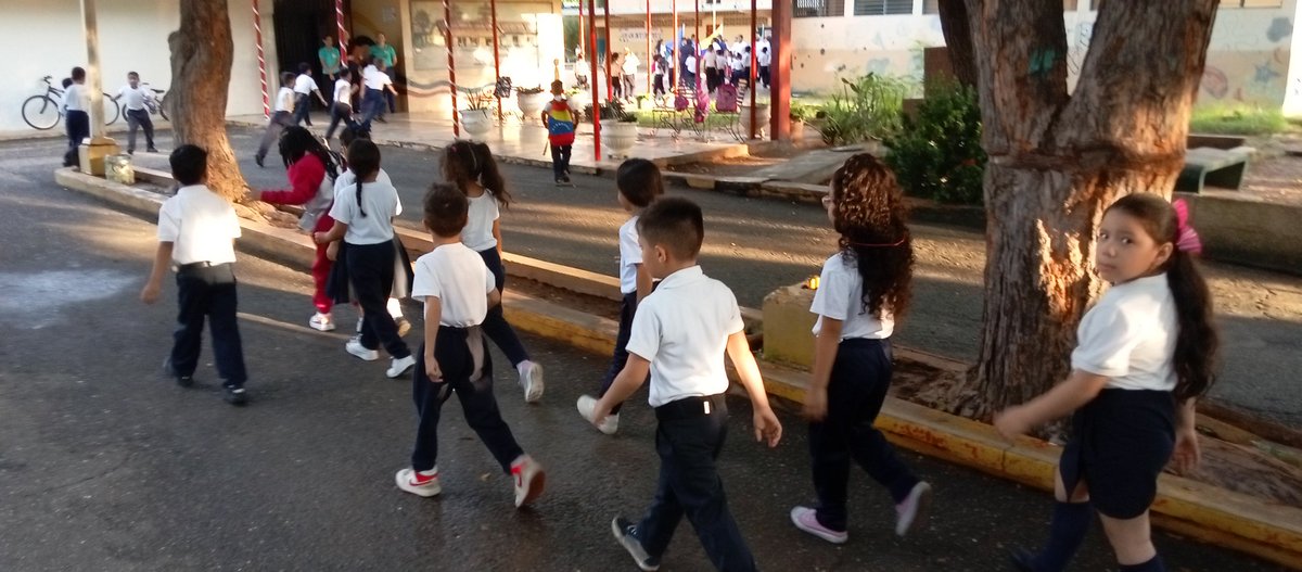 Desfile de los juegos intercursos Complejo Educativo Bicentenario Batalla de Carabobo <a href="/NicolasMaduro/">Nicolás Maduro</a> <a href="/HectoRodriguez/">Héctor Rodríguez C.</a>
