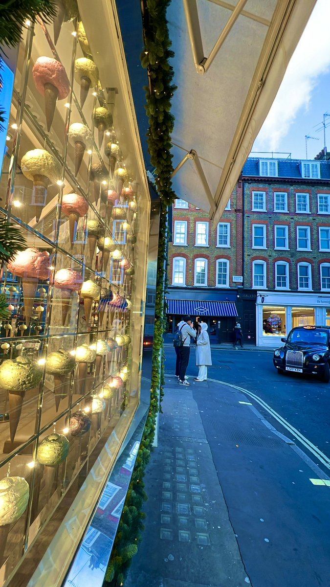 MajedFt's tweet photo. Oxford Street, London. https://t.co/bLUqvUIXUL