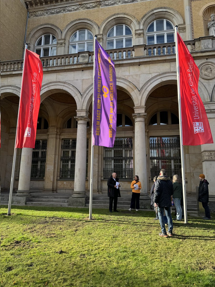 UdK_Berlin_'s tweet photo. Die #UdKBerlin zeigt Flagge gegen sämtliche Formen der Gewalt und Diskriminierung gegen Frauen*. Heute zum #InternationalenTaggegenGewaltanFrauen* hat das Büro der Frauen- und Gleichstellungsbeauftragten gemeinsam mit dem Präsident die Flagge des Berliner Senats gehisst. https://t.co/rf1XiK6qj0