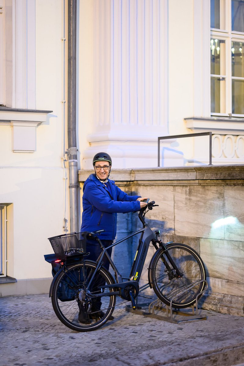 Mir wurde zugetragen, dass man Urkunden besser nicht auf Gepäckträgern aufbewahrt 😉 Um mein neues Amt als Bildungs- und Forschungsminister direkt mit einem Learning zu beginnen, war ich heute mit adäquater Fahrradtasche unterwegs!

Fotos: Bundesregierung/Marvin Ibo Güngör