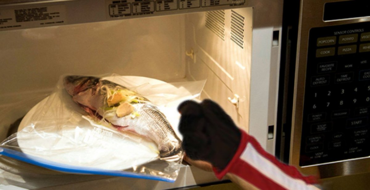 <a href="/UWBuckyBadger/">Bucky Badger</a> reheats his fish in the office microwave 😵🤢
#axeweek
