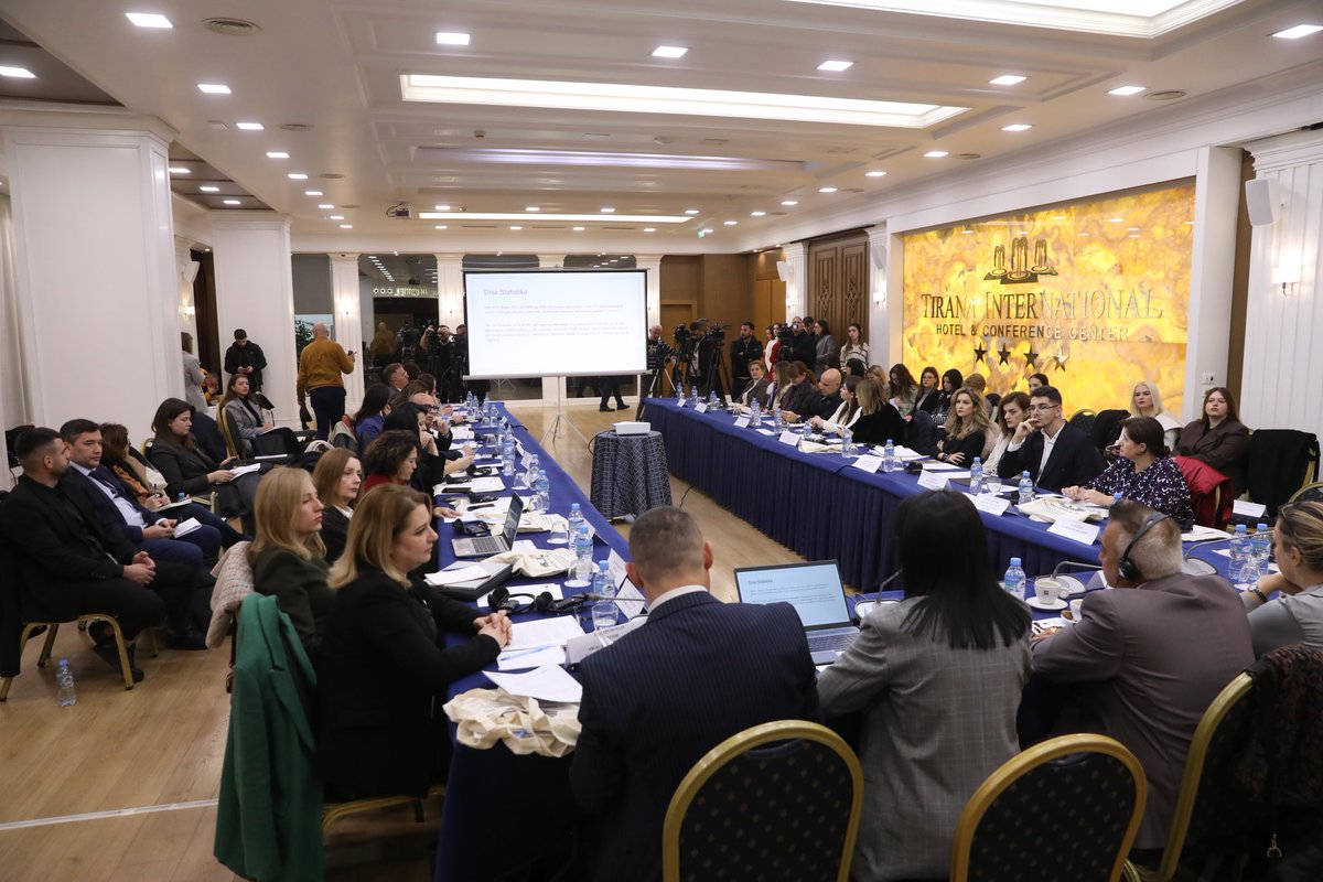 EridaSkendaj's tweet photo. Lufta kundër korrupsionit pjesë e angazhimit të shoqërisë civile nëpërmjet rrjetëzimit të krijuar nga qendra ALTRI dhe monitorimit të organeve të drejtësisë nga ekspertët e @IKomiteti. 
Debati u pasurua në sajë të ndërhyrjeve të Z.Altin Dumanit dhe aktorëve të tjerë të drejtësisë https://t.co/eVbYgJPkhR