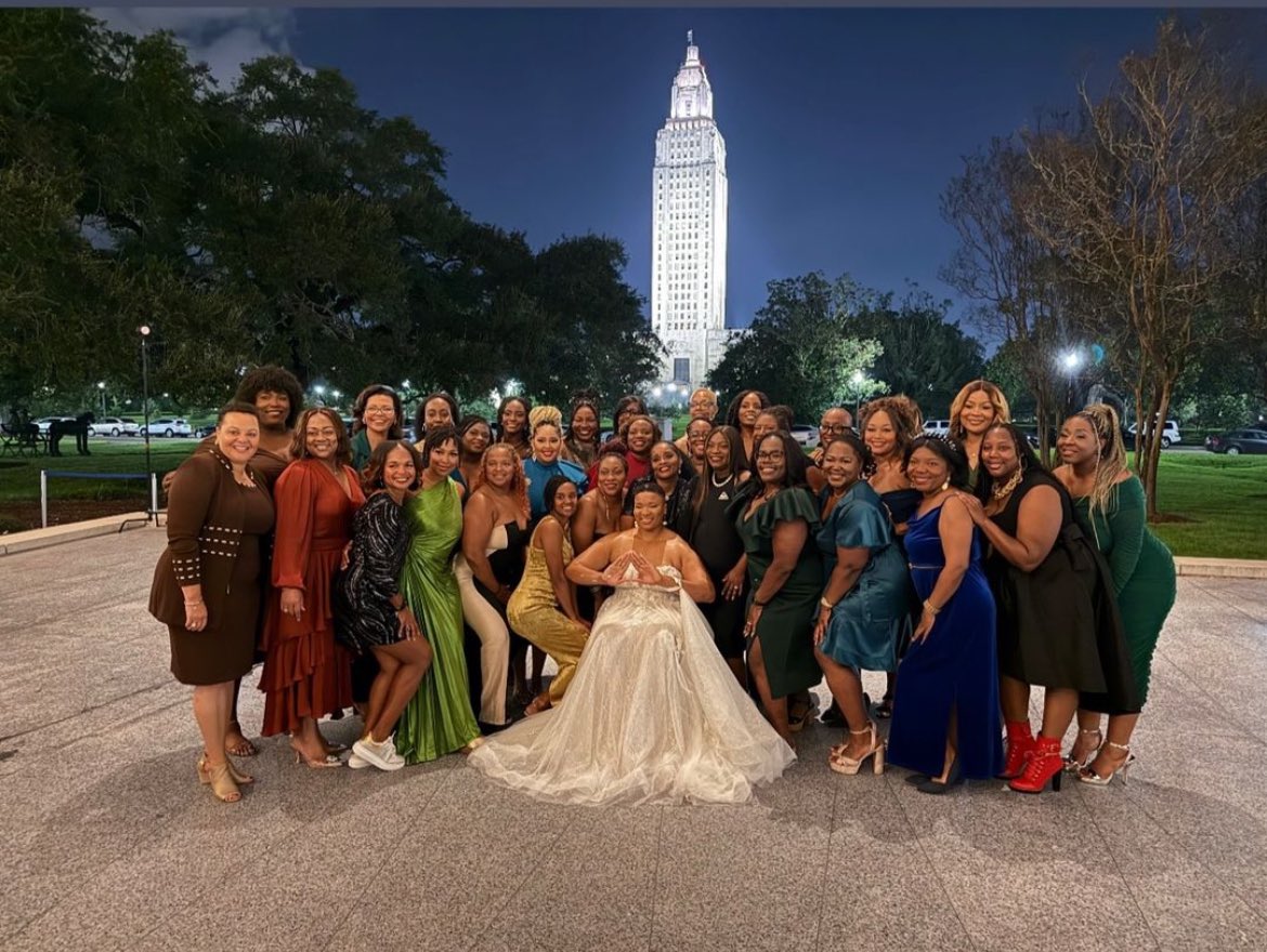 ItsBriGolden's tweet image. Still in awe of this beautiful photo of my @dstinc1913 Sorors captured at my wedding 🔺❤️ 

#1913 #DST #DeltaSigmaTheta #oooop