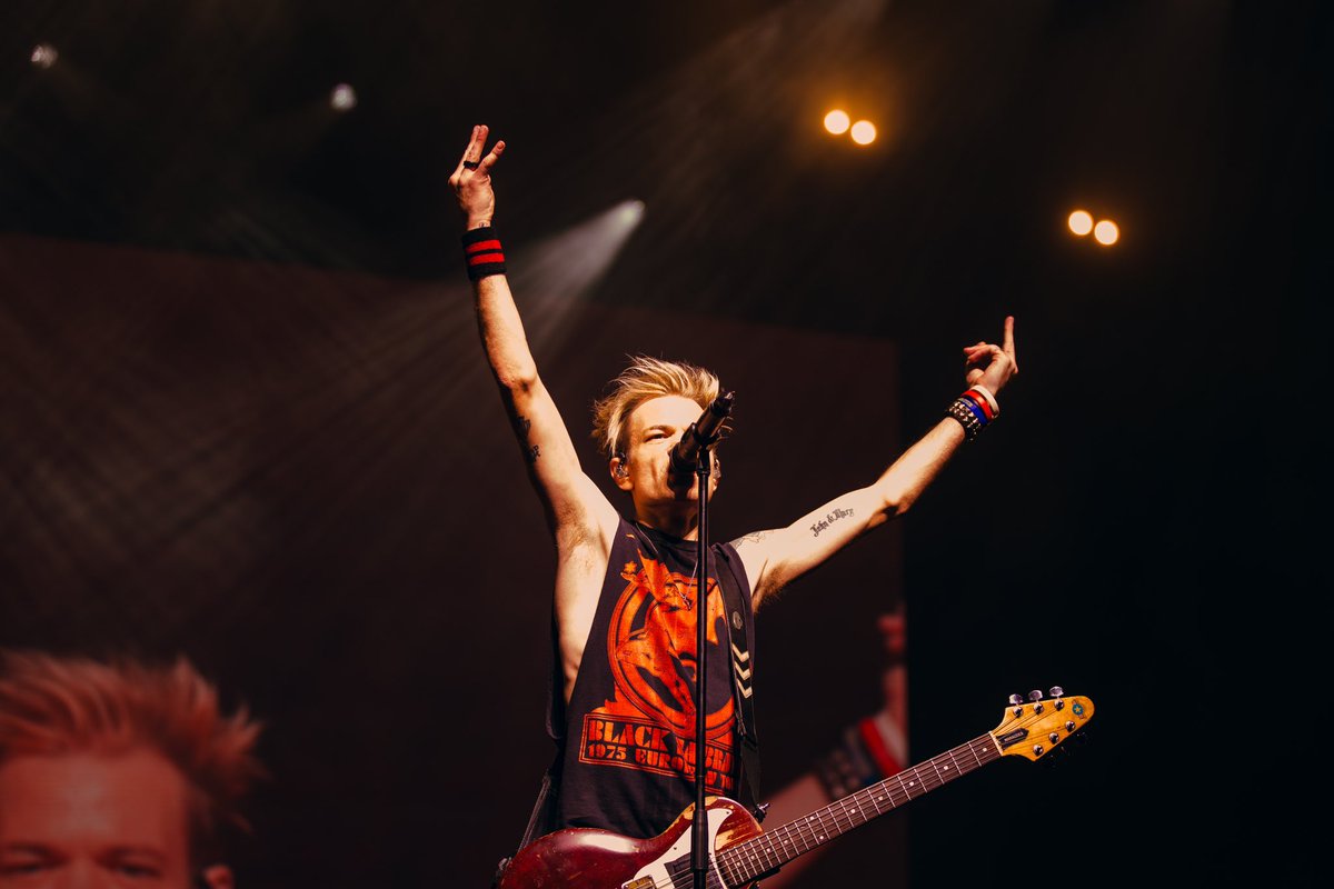 À tous les fans de <a href="/Sum41/">Sum 41</a>, les fans de rock, ou les passionnés de musique en général qui étaient présents samedi soir à <a href="/ParisLaDefArena/">Paris La Défense Arena</a> : nous avons vécu une soirée absolument INOUBLIABLE ! 💙🤍❤️