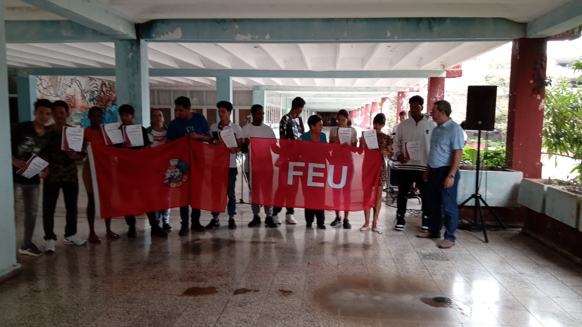 Universidad_UDG's tweet image. 👣Que mejor manera de darle un homenaje sincero y de compromiso de Continuidad a #FidelPorSiempre y a #Cuba, que alabar el papel desempeñado por los jóvenes de la #UniversidadDGranma en la ayuda desinteresada a los que sufrieron daños por los sismos en #Pilón. @CubaMES