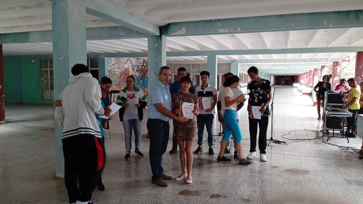 Universidad_UDG's tweet image. 👣Que mejor manera de darle un homenaje sincero y de compromiso de Continuidad a #FidelPorSiempre y a #Cuba, que alabar el papel desempeñado por los jóvenes de la #UniversidadDGranma en la ayuda desinteresada a los que sufrieron daños por los sismos en #Pilón. @CubaMES