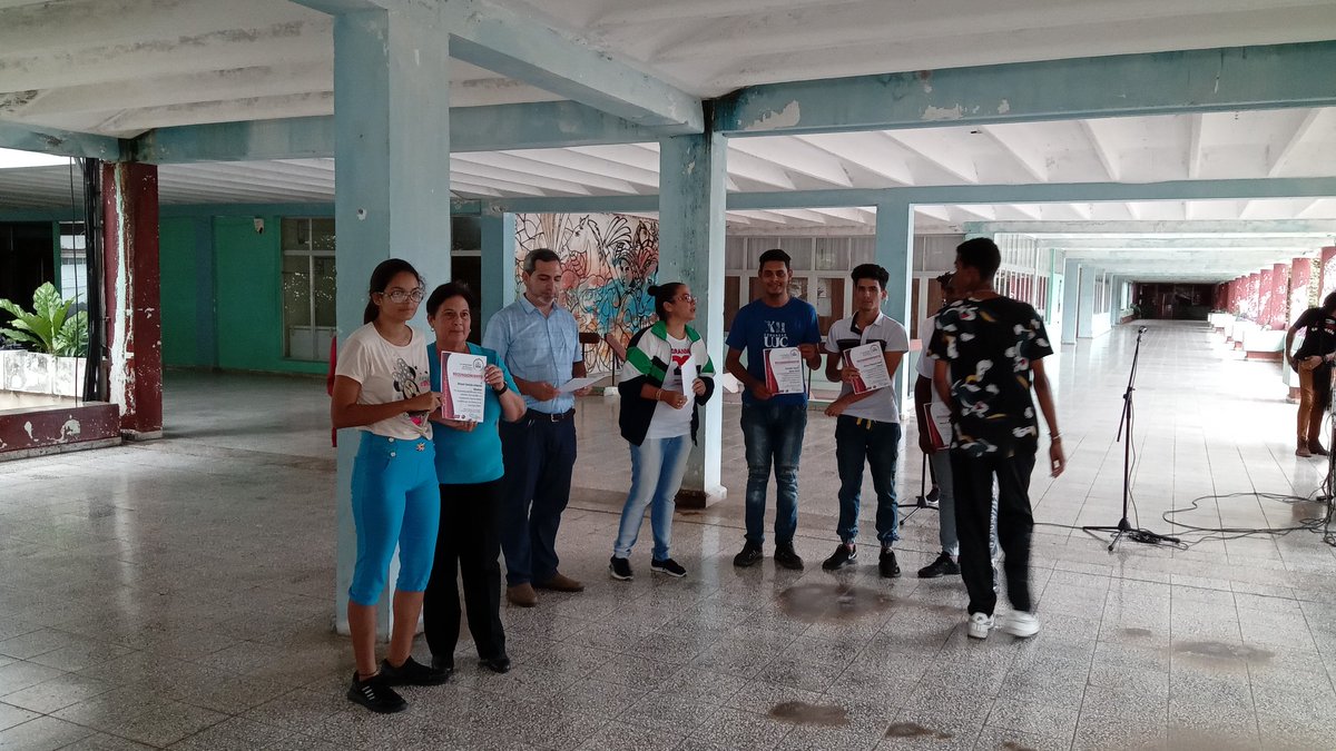 Universidad_UDG's tweet image. 👣Que mejor manera de darle un homenaje sincero y de compromiso de Continuidad a #FidelPorSiempre y a #Cuba, que alabar el papel desempeñado por los jóvenes de la #UniversidadDGranma en la ayuda desinteresada a los que sufrieron daños por los sismos en #Pilón. @CubaMES