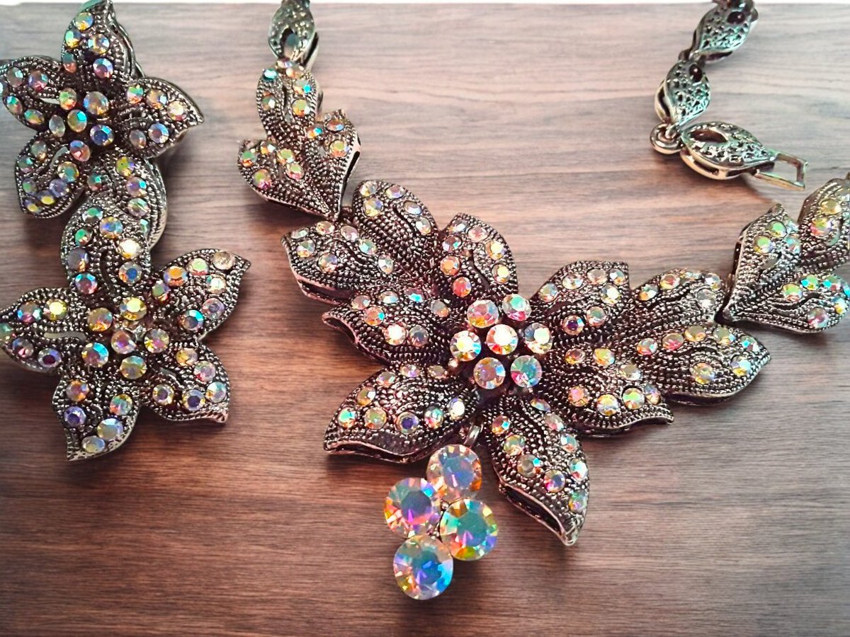 renaissancefai's tweet photo. https://t.co/XcOHRwinr3
#jewelrySet #necklaceEarrings #set #AB #auroraBorealis #rhinestones #floral #silverTone #vintage #heavy #bibNecklace #3D #statement #evening #specialOccasion #texture #sparkle #clipon #rhodiumPlate #doublelayer https://t.co/HkLy3yurKe