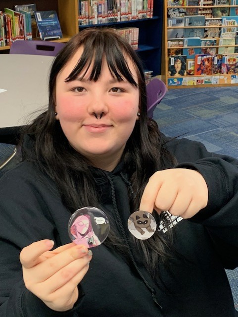 LinleeBookNook's tweet image. Graphic Novel button-making with Lexington Public Library, Ms. Andrea!  #DIYFun  @TLCWhiteTiger