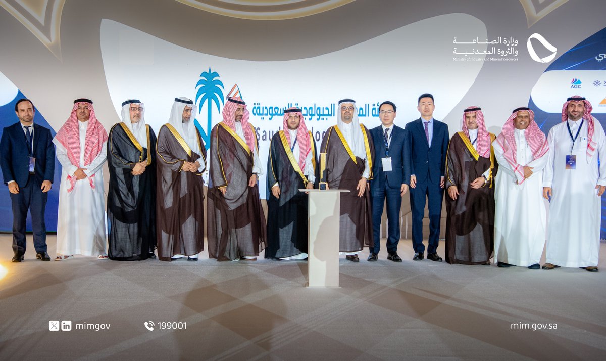 mimgov's tweet photo. بحضور صاحب السمو الملكي الأمير سعود بن مشعل بن عبد العزيز آل سعود، نائب أمير منطقة مكة المكرمة، ومعالي وزير #الصناعة_والثروة_المعدنية أ. بندر الخريّف؛ هيئة المساحة الجيولوجية تحتفل بمرور 25 عامًا على تأسيسها، وتدشين هويتها الجديدة. https://t.co/BJrqsAZGqI