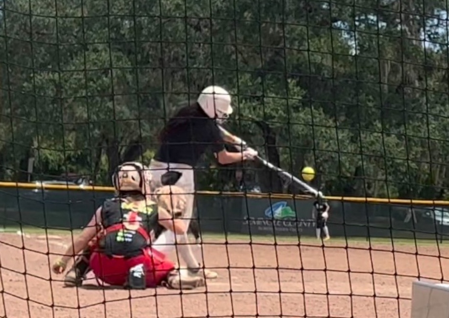 🍁✨ Grateful at the Plate: Ari Clark ✨🍁

Class of 2025 catcher/1B Ari Clark shares her favorite Thanksgiving traditions: enjoying family meals, baking desserts, and decorating for her favorite holiday—Christmas! 🎄🥎 <a href="/AriClark2025/">Ari Clark</a> 

🔗: extrainningsoftball.com/grateful-ari-c…