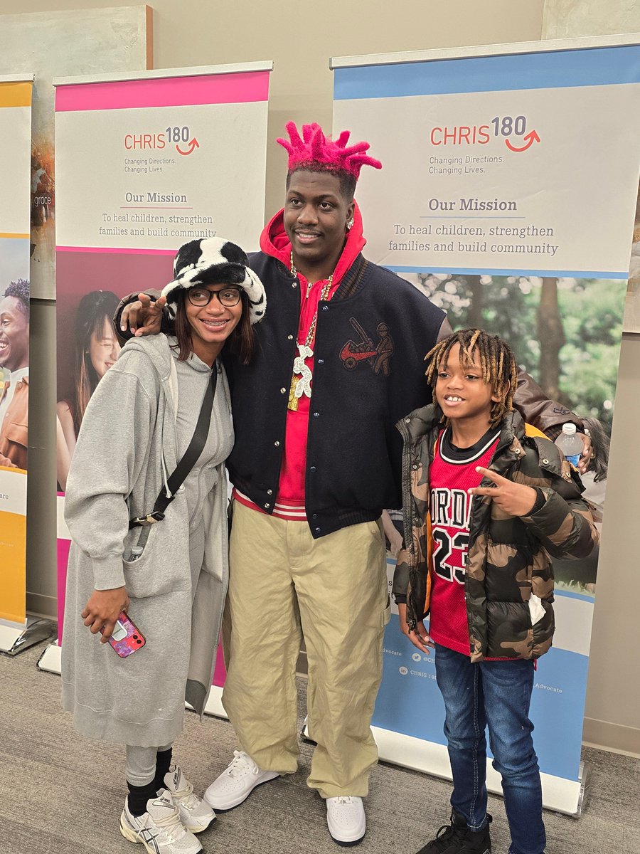 CHRIS180_Change's tweet image. Thank you, @LilYachty, for spreading holiday cheer! 🎉 In partnership with @Nike &amp;amp; @WishATL, he donated 130+ pairs of Air Force 1s to CHRIS 180 youth and young adults! A generous gift making a difference! 💙 #CHRIS180 #LilYachty #HolidayGiving