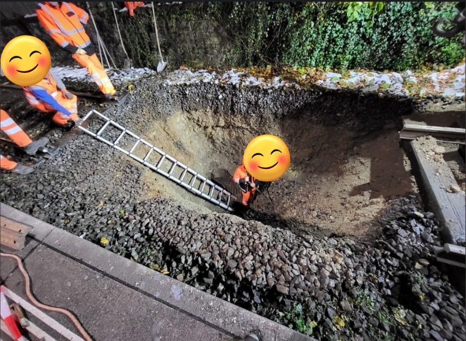 Kollege vom Depot Brugg erblickte etwas Komisches in Lenzburg und konnte gerade noch rechtzeitig bremsen.

Tatsächlich war da ein Loch im Gleisbett - Infra hat es jetzt ausgebuddelt. Loch ist grösser, als angenommen.

Er hatte ein riesen Glück, dass er noch zum Stehen davor kam😬