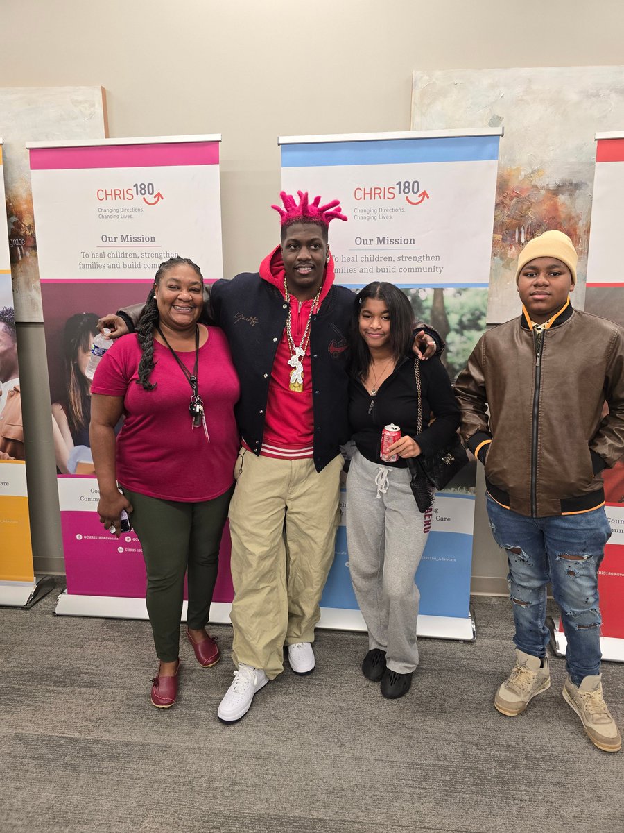 CHRIS180_Change's tweet image. Thank you, @LilYachty, for spreading holiday cheer! 🎉 In partnership with @Nike &amp;amp; @WishATL, he donated 130+ pairs of Air Force 1s to CHRIS 180 youth and young adults! A generous gift making a difference! 💙 #CHRIS180 #LilYachty #HolidayGiving
